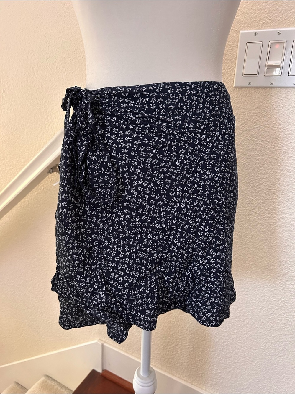 Brandy Melville Genevieve Wrap Mini Skirt Blue with White floral one size - Picture 3 of 9